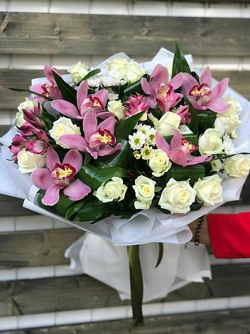 Букет цветов из: Розы и Хризантемы в Путевке