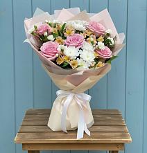 Букет цветов из:  Гвоздики, Орхидеи и Розы в Путевке