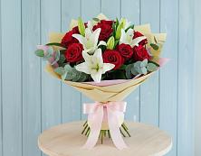 Букет цветов из:  Лилии и Розы в Путевке