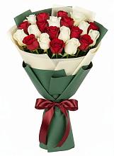 Букет Микс из красных и белых роз в Путевке
