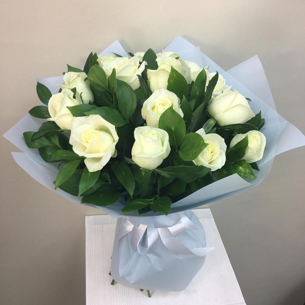 Букет 15 Белых роз Проуд в Путевке