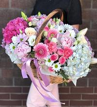 Цветочная композиция из Розы, Хризантемы, Пионы и Лизиантусы в корзине в Путевке