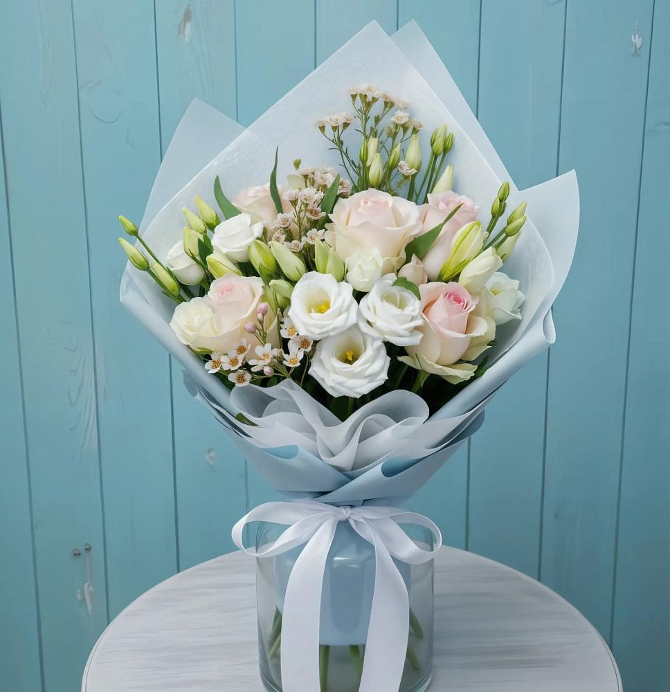 Букет цветов из: Розы и Лизиантусы в Путевке