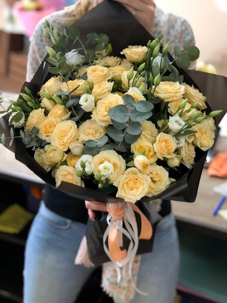 Букет цветов из: Розы и Лизиантусы в Путевке