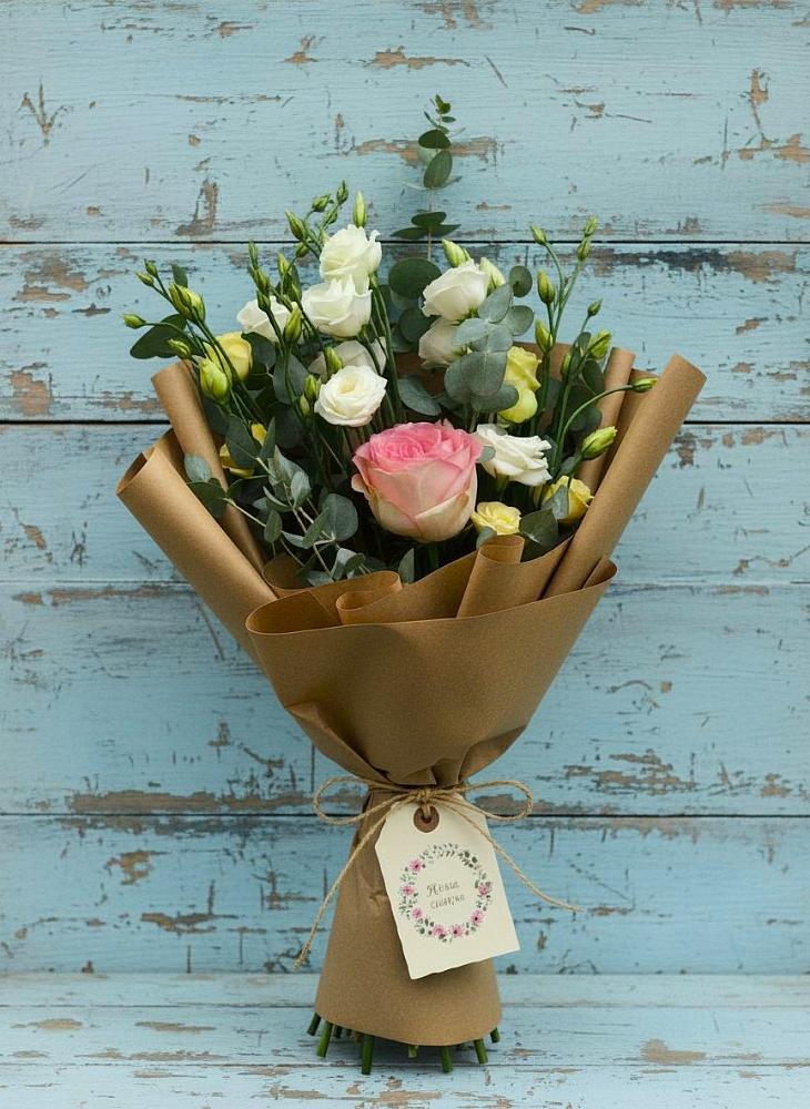 Букет цветов из: Розы и Лизиантусы в Путевке