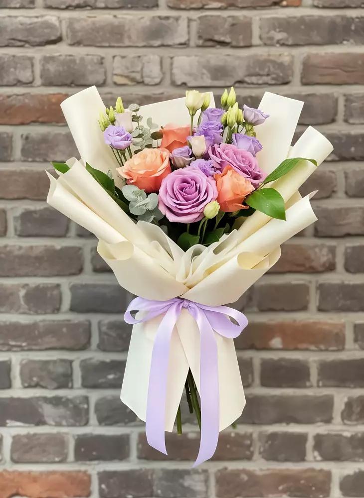 Букет цветов из: Лизиантусы и Розы в Путевке