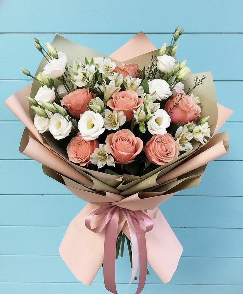 Букет цветов из: Розы, Альстромерии и Лизиантусы в Путевке