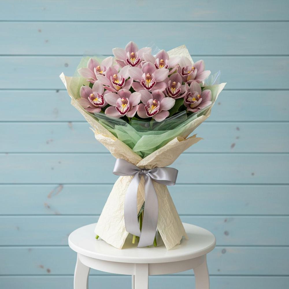 Букет цветов из: Орхидеи и Розы в Путевке