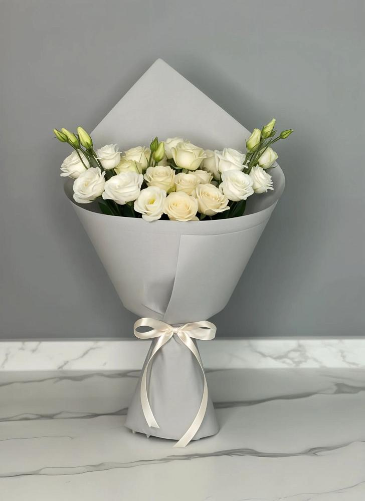 Букет цветов из: Розы и Лизиантусы в Путевке