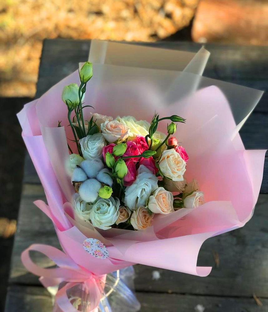 Букет цветов из: Розы и Лизиантусы в Путевке