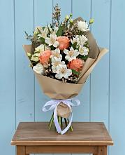 Букет цветов из:  Альстромерии, Лизиантусы, Розы и Хризантемы в Путевке