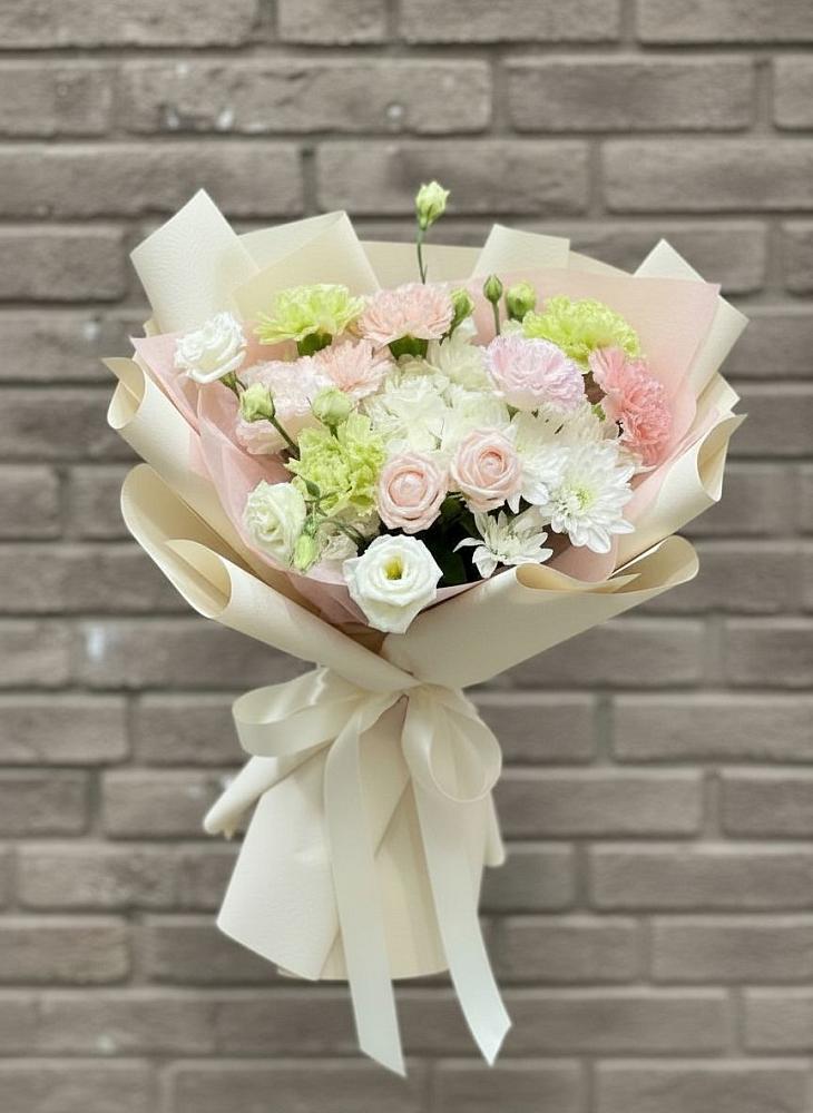 Букет цветов из: Гвоздики, Розы, Лизиантусы и Хризантемы в Путевке