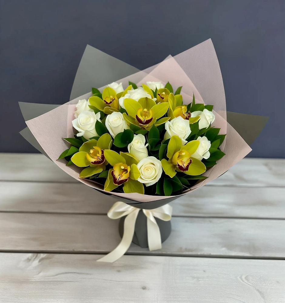 Букет цветов из: Орхидеи и Розы в Путевке