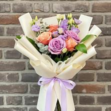 Букет цветов из:  Лизиантусы и Розы в Путевке