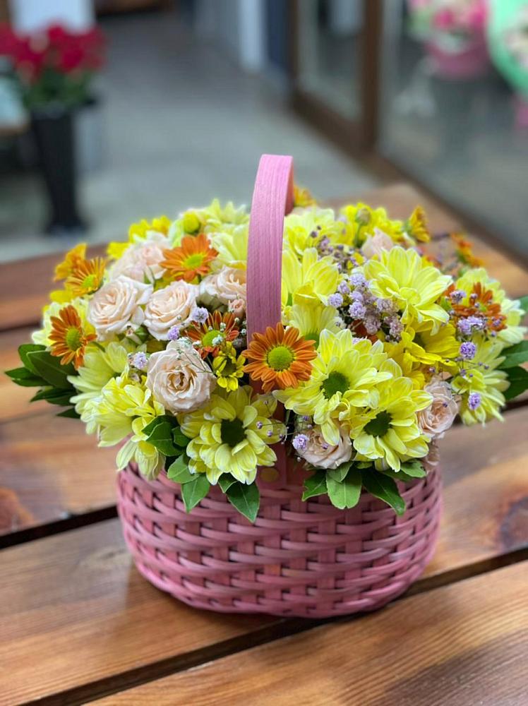 Цветочная композиция из Хризантемы и Розы в корзине в Путевке
