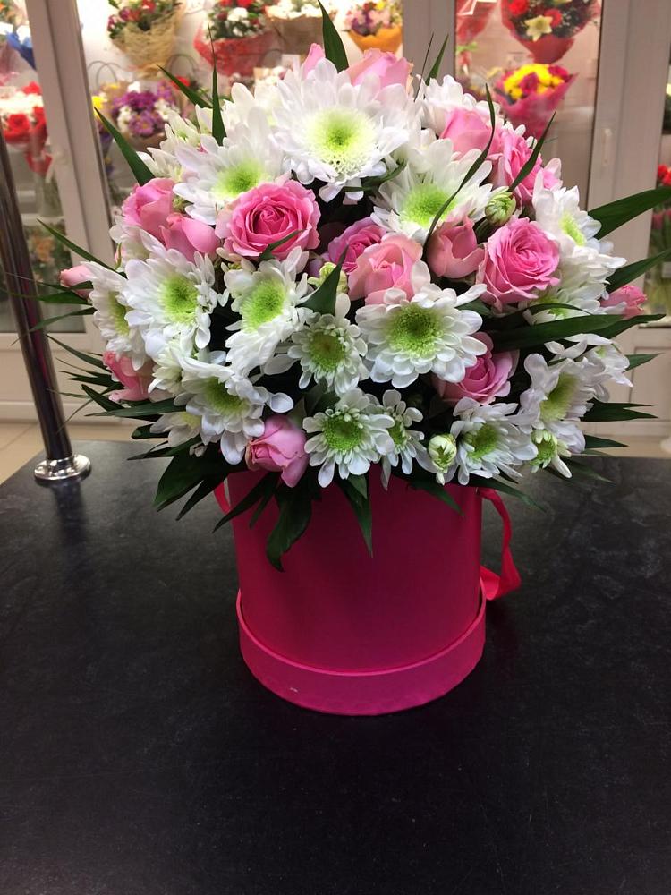 Цветочная композиция из Розы и Хризантемы в шляпной коробке в Путевке