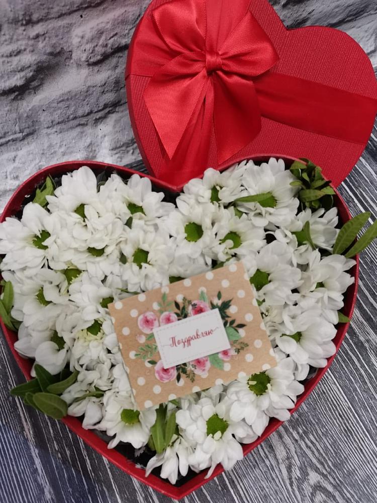 Цветочная композиция из Хризантемы в виде сердца в Путевке