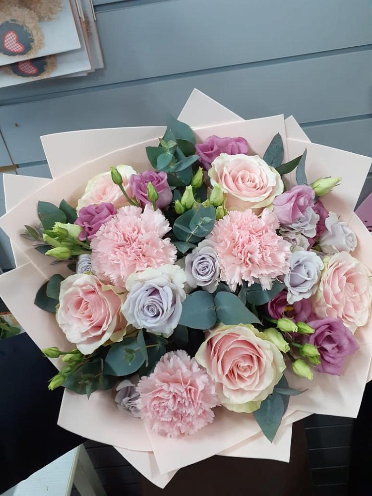 Букет цветов из: Розы, Гвоздики и Лизиантусы в Путевке