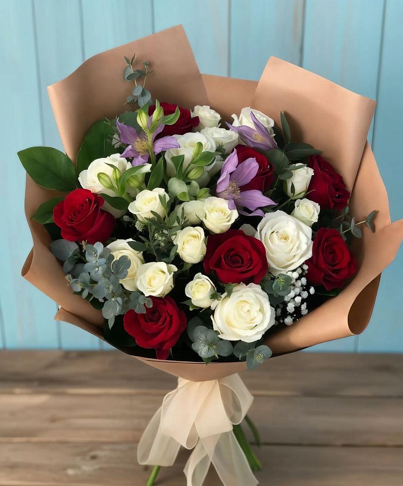 Букет цветов из: Розы и Альстромерии в Путевке