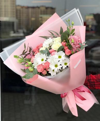 Букет цветов из: Розы, Лизиантусы и Хризантемы в Путевке