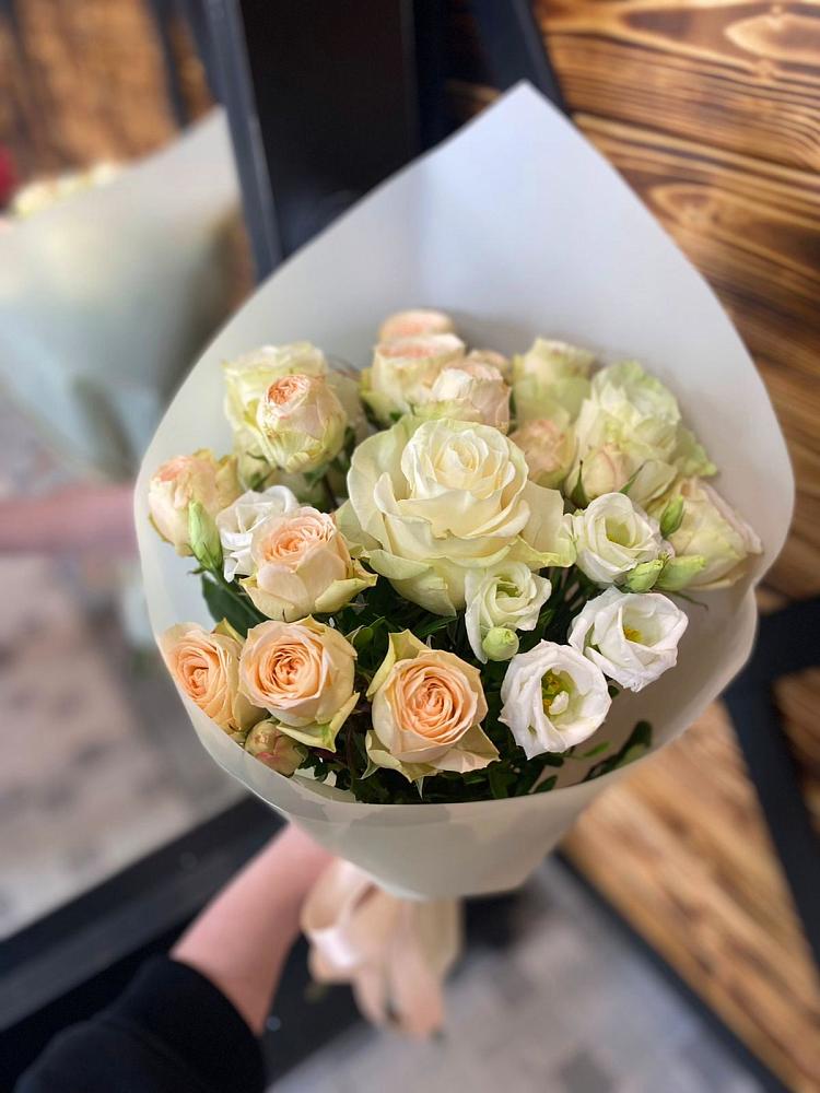 Букет цветов из: Розы и Лизиантусы в Путевке